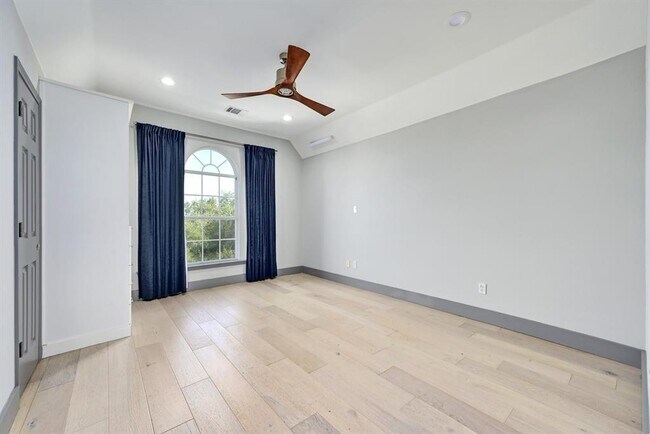 Building Photo - 10011 Brightling Ln