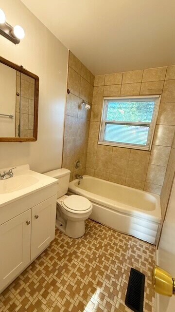 Building Photo - WESTSIDE - 3 BEDROOM RANCH HOME AVAILABLE NOW!