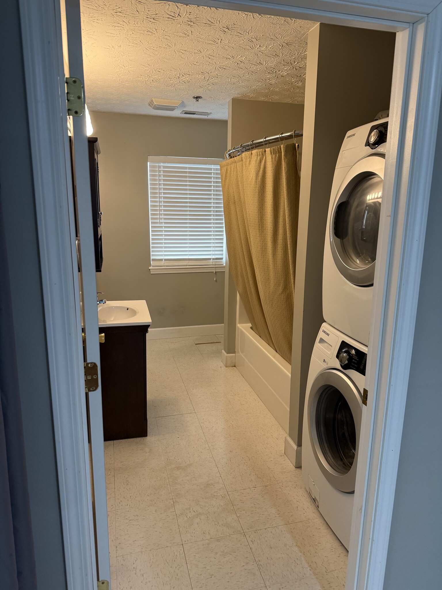 Building Photo - 165 Main St