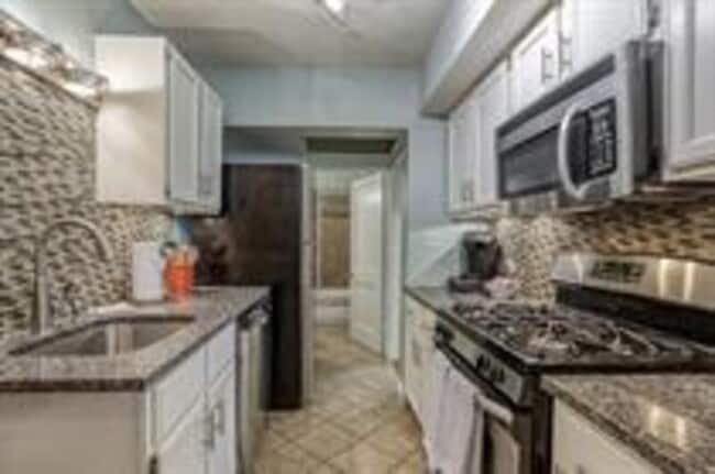 Building Photo - 3402 Gillham Rd
