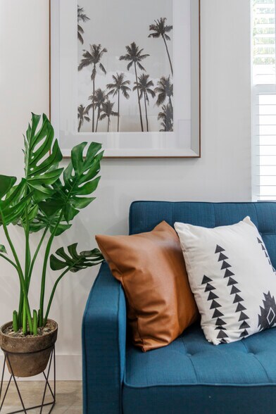 Building Photo - 329 N Alexandria Ave