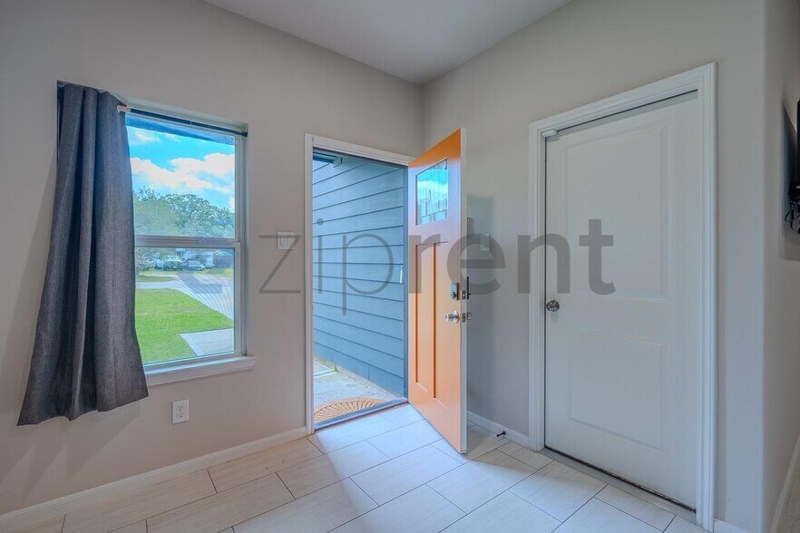 Building Photo - 110 Turner St