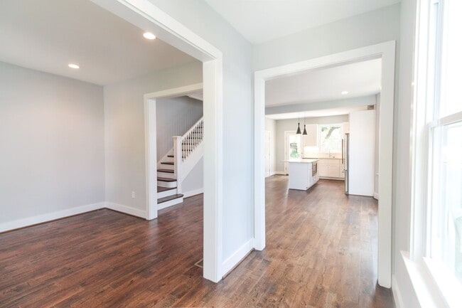 Building Photo - Gorgeous Brookland Townhouse | 4200 sqft 6 Bd 3.5 bth | Yard | 3 Porches