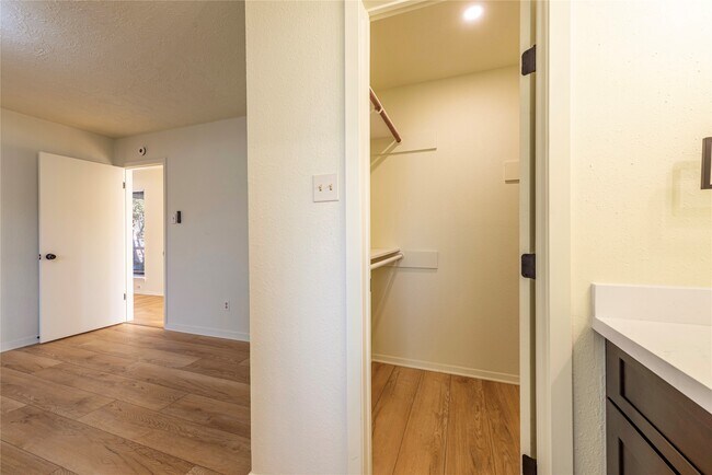 Building Photo - 462 Capehill Dr