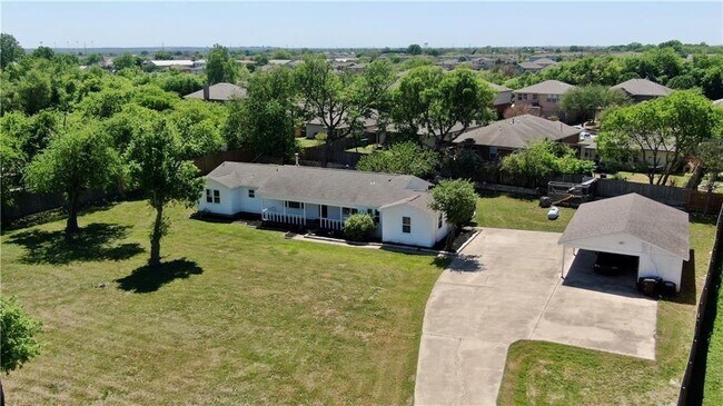 Building Photo - 211 Tate Ln