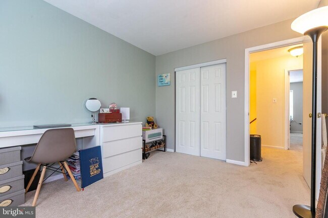 Building Photo - Stylish and Spacious Townhome with Open Floor Plan and Updated Kitchen