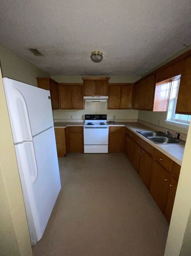 Building Photo - FOR RENT