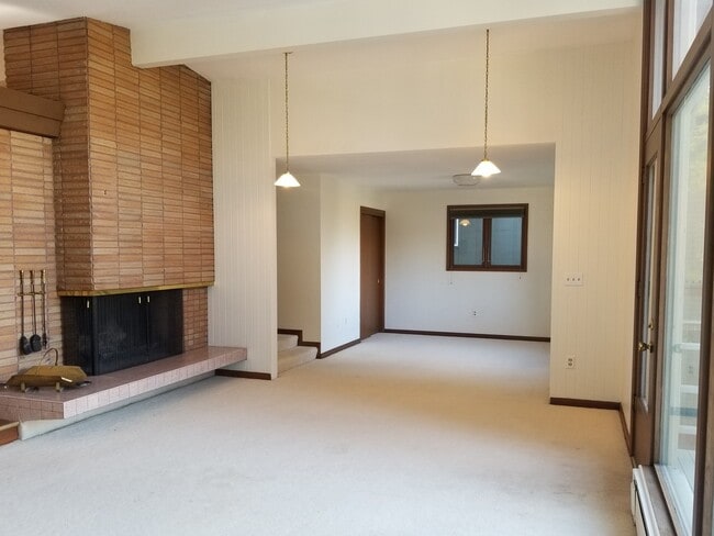 Building Photo - Stunning 3 bed, 2 bath home in historic Ro...