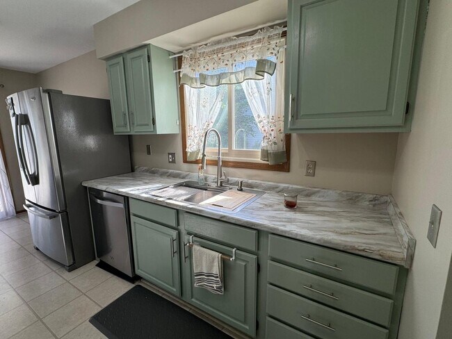 Building Photo - 405 E Elm St