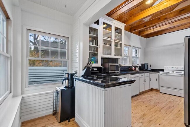 Building Photo - Welcome to this charming craftsman home ne...