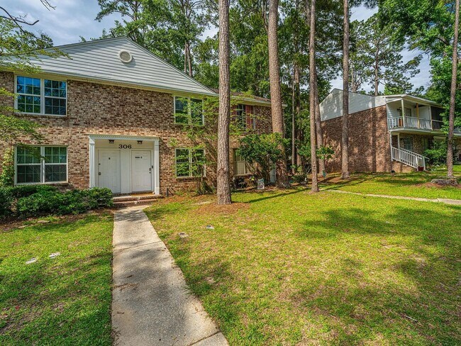 Building Photo - 306 Crestview Dr