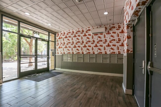 Building Photo - 910 W 25th St