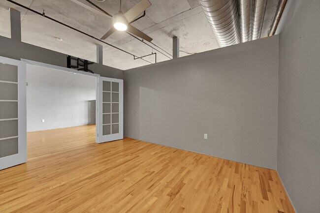 Building Photo - $2,595.00, 1 bed, 1.5. bath located in Denver