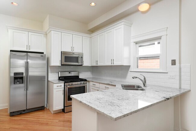 Building Photo - 4 Bedroom, 3 Bathroom Impressive Lincoln Park Duplex