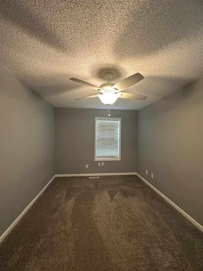 Building Photo - Briarwood West!  End Unit!