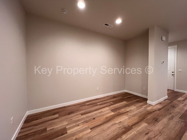 Building Photo - Newer Townhome in North Vancouver/Ridgefield