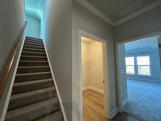 Building Photo - 450 Bandon Wy