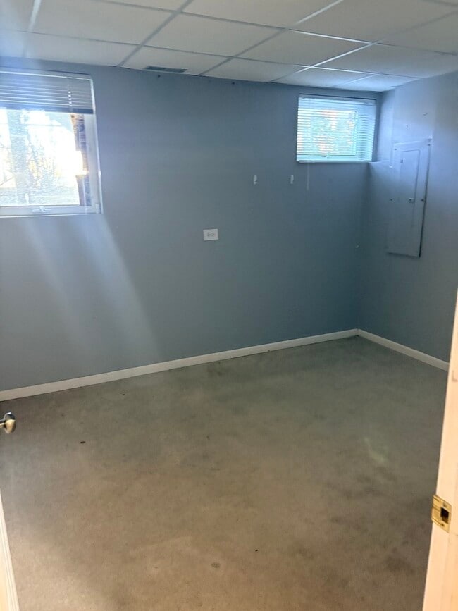 Building Photo - 610 Daisy Ln