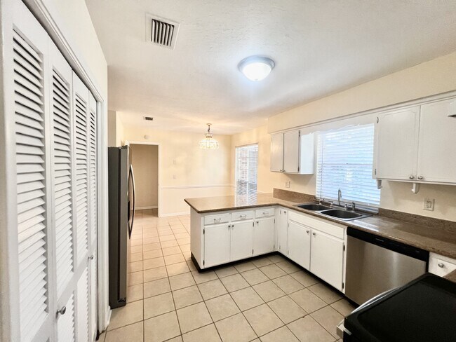 Building Photo - 5391 Golf Course Dr