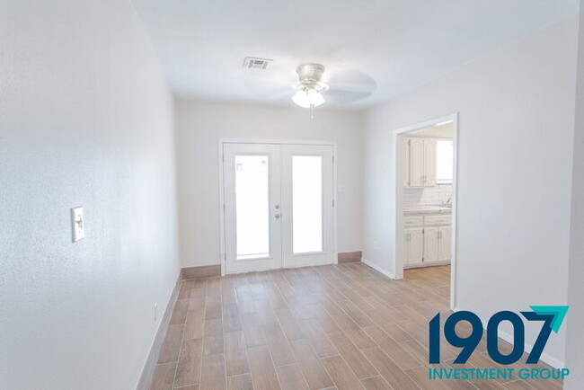 Building Photo - Stunning, Fully Remodeled 3-Bed, 2-Bath Ho...