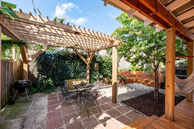 Building Photo - 2824 Banks St