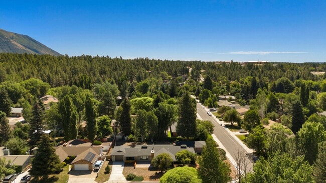 Building Photo - Reburbished 3bd/2ba, 2,275 sq ft home in Coconino Estates close to Hospital, park, downtown Flags...