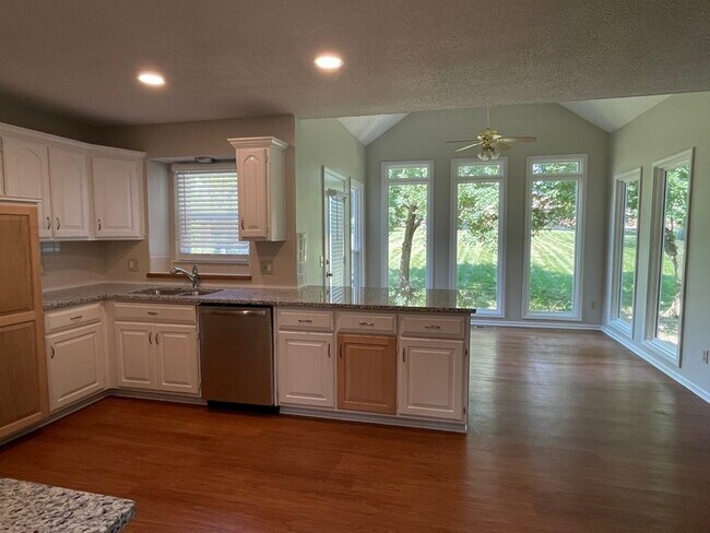 Building Photo - Stunning 4BR 2.5BA w/ Granite Kitchen in South Overland Park