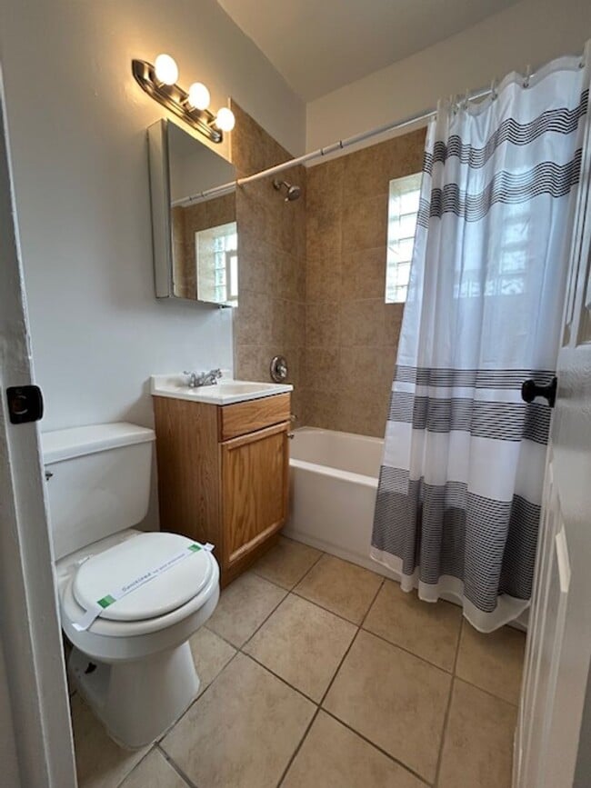 Building Photo - East Rogers Park One Bedroom *Income Guidelines Apply*