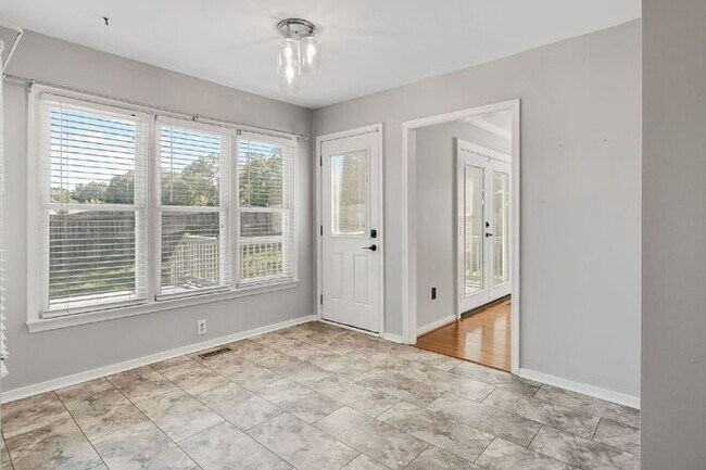 Building Photo - Beautifully Updated Single-Family Home in ...