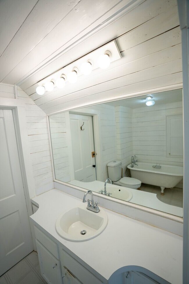 Building Photo - Peaceful Country Rental Near Flint Creek – Gentry, AR