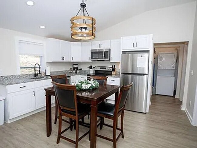 Building Photo - Lenoir City 37771 - 3 bedroom, 2 bath home - Contact Karen Robertson 865-454-7626