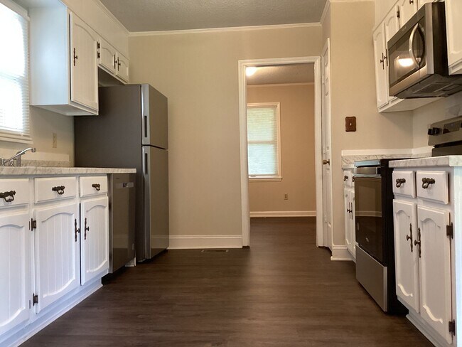 Building Photo - Lovely 3-Bedroom, 2-Bathroom Ranch