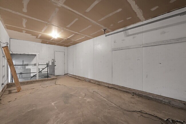 Building Photo - $1,850, 4 bed, 2 bath, located on Colorado...
