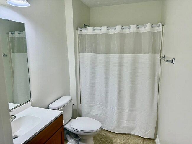 Building Photo - 3 Bed / 3 Bath Condo with Amenities on the 1ST Floor!