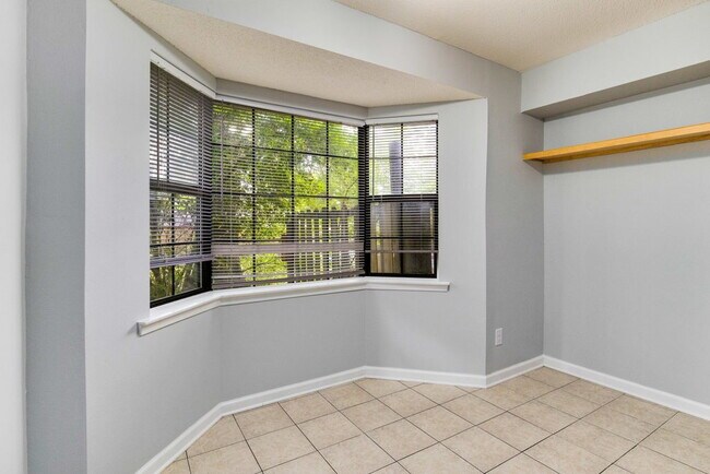 Building Photo - BRIGHT AND BEAUTIFUL DUPLEX CLOSE TO UWF!
