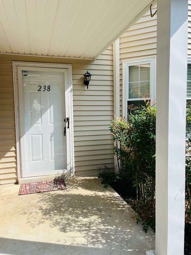 Building Photo - Spacious 2 bedroom/1.5 bathroom Donelson t...