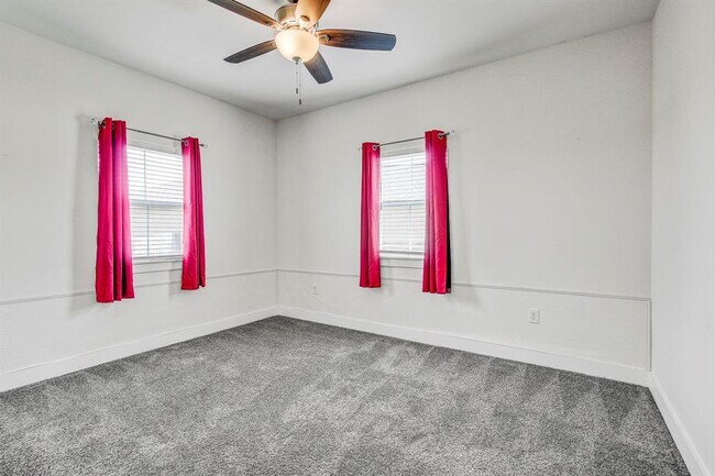 Building Photo - 109 Les Ln