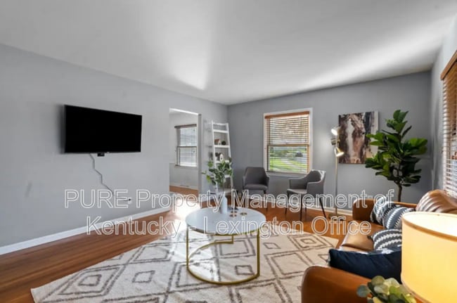 Building Photo - 2104 Tamarack Dr