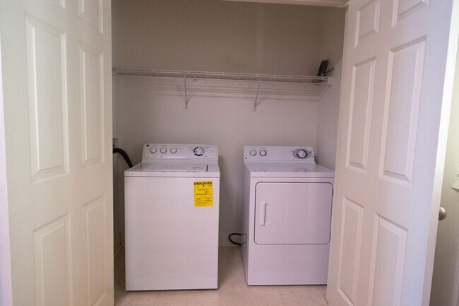 Building Photo - Available Now: 2 Bedroom, 2.5 Bath Condo in East Athens