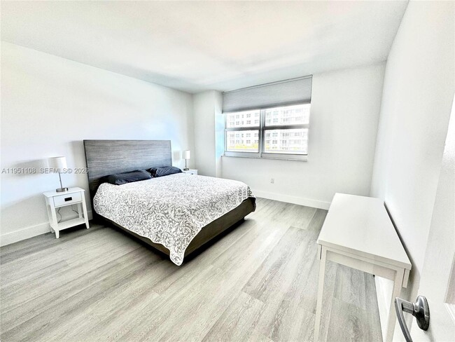 Building Photo - 1155 Brickell Bay Dr