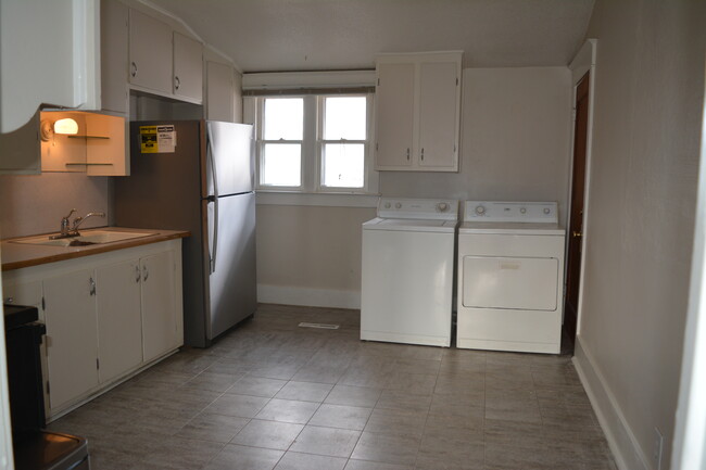 Kitchen w/Laundry - 816 W 31st St