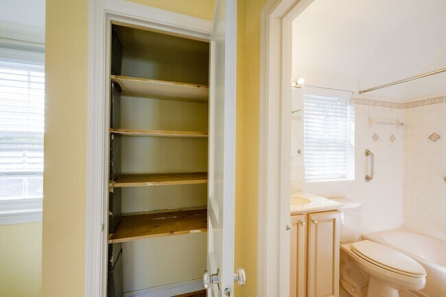 Building Photo - Charming 3BR/2BA Home with Bonus Room, Sunroom & Private Driveway – Prime Hyattsville Location!