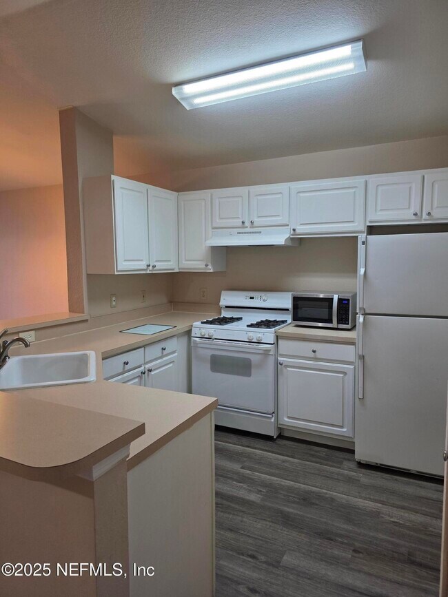 Building Photo - 13810 Sutton Park Dr N