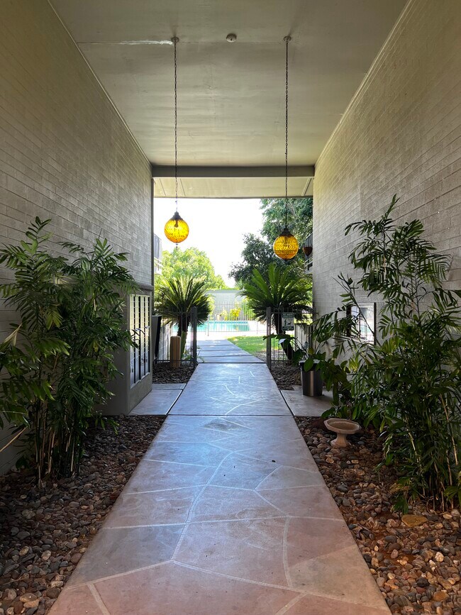 Building Photo - 1107 W Osborn Rd