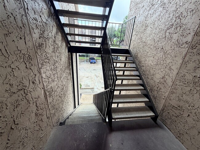 Building Photo - 10855 Meadowglen Ln