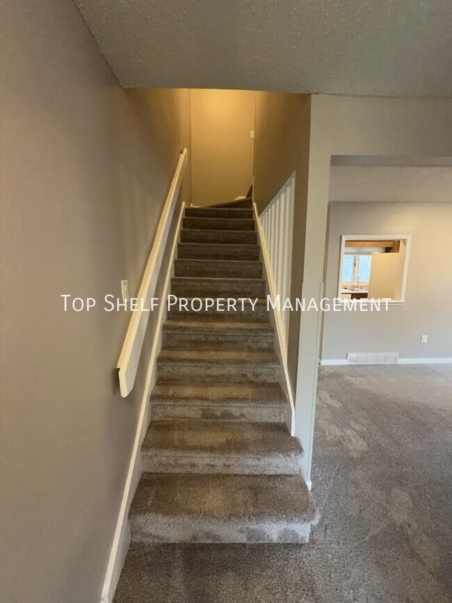 Building Photo - 302 E Park Ave