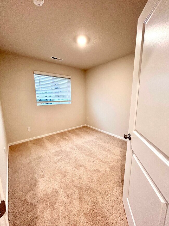 Building Photo - 10407 NE 119th Ave