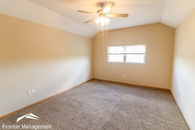 Building Photo - Amazing 3 bedroom 2.5 bathroom duplex in a quiet neighborhood!