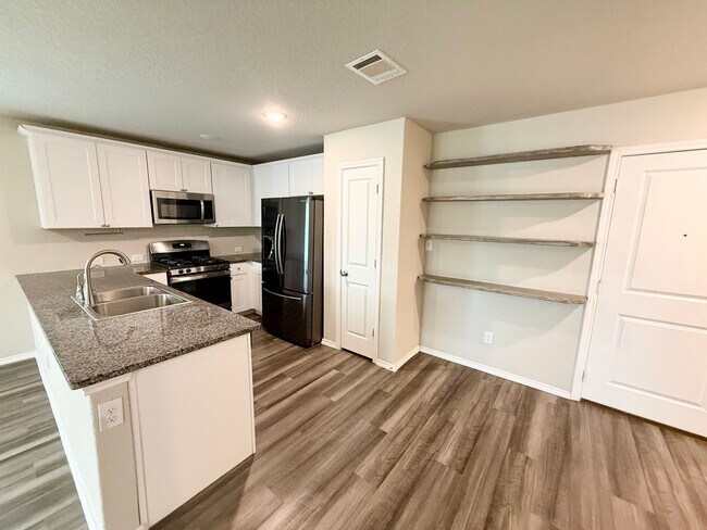 Building Photo - Gorgeous 3-bedroom, 2 Bathroom, Minutes from Randolph AFB