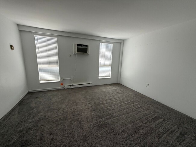 Building Photo - Downtown One Bedroom Apartment - Most Util...